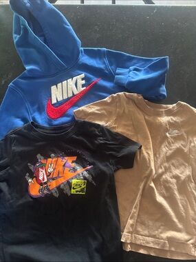 Nike Kids Blue Hoodie, Black Graphic Tee & Tan Tee Set